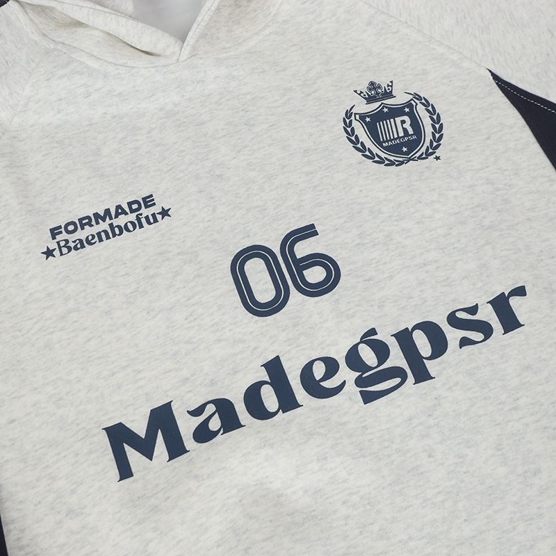 Felpa con cappuccio e stampa di lettere vintage per uomo e donna - Pullover con spalle scese dalla vestibilità comoda e design patchwork_voghion.com