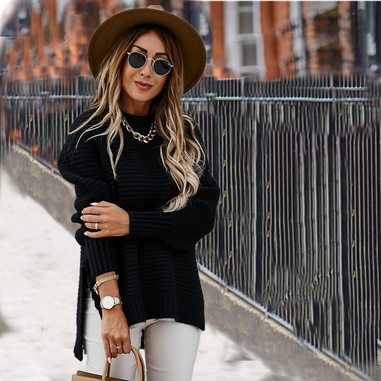 Suéter feminino de malha com divisão lateral e semi-gola alta de cor sólida_voghion.com