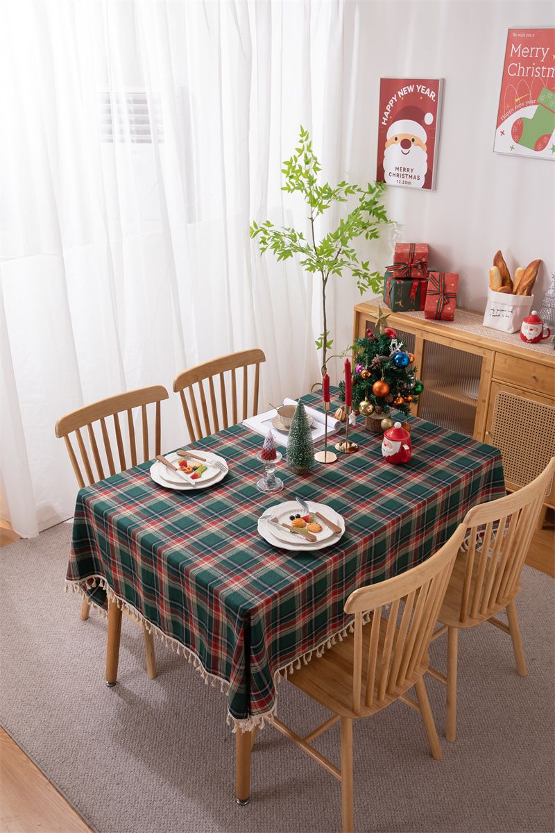 Lillian 25 Neue, individuell gefertigte, garngefärbte Polyester-Baumwoll-Weihnachts- und Kaffeetischdecken mit rotem Karomuster, Goldfaden-Dekor und Quasten_voghion.com