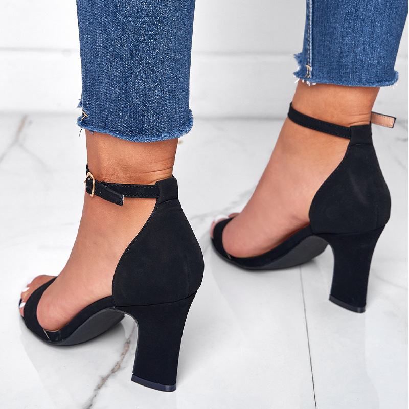 Sandálias femininas europeias e americanas 2023, saltos altos, uma palavra, com salto grosso, fivela traseira, sapatos femininos, comércio exterior, verão, novo_voghion.com
