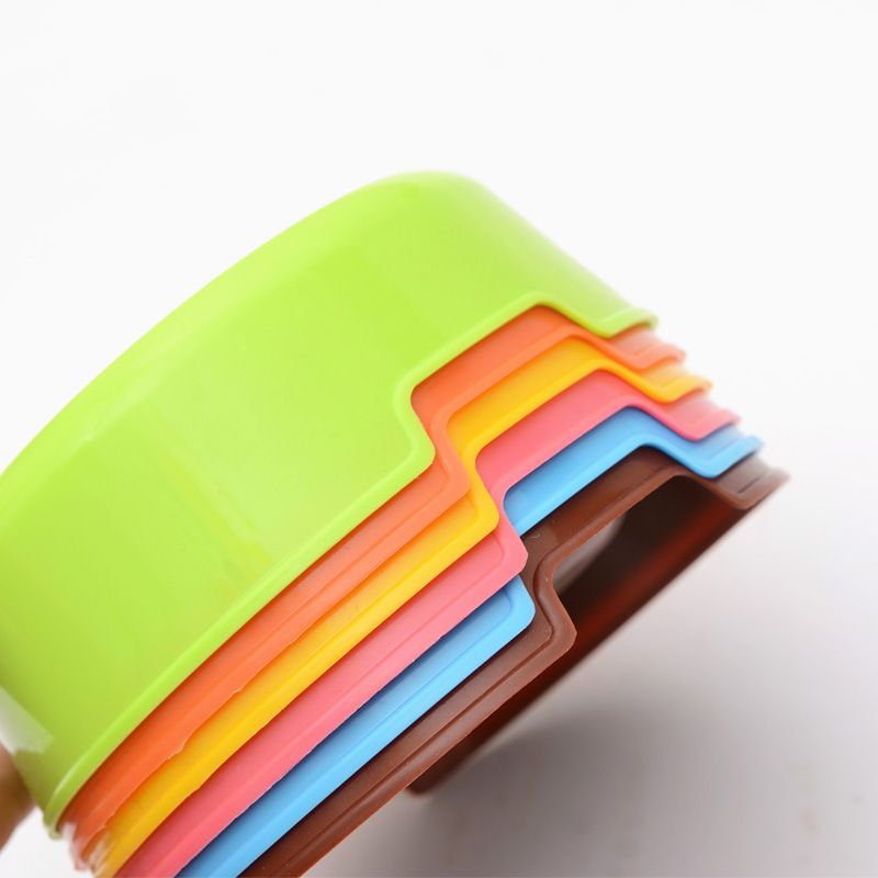 Ciotola promozionale per cibo per cani e gatti in plastica di piccole dimensioni, disponibile nei colori caramella._voghion.com