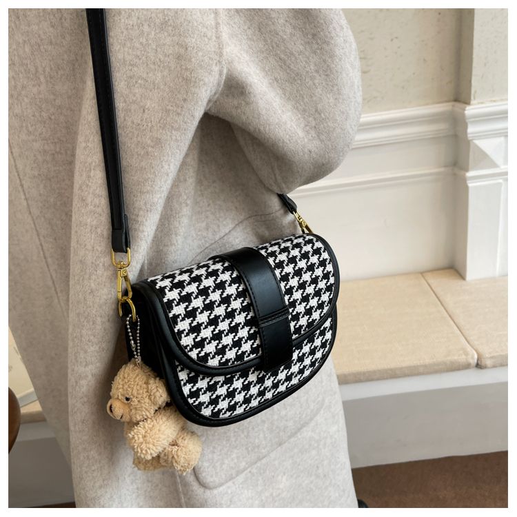 Feeling Small Women's Instagram niche 2024 New Fashion Inner Patch Single Shoulder Oblique Sewn Thousand Bird Grid_voghion.com