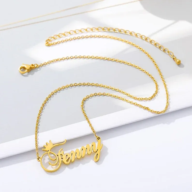 Collana con nome personalizzato per donna Collana con ciondolo a forma di lettera in acciaio inossidabile dorato con carattere corsivo a corona personalizzato, regalo di Natale_voghion.com