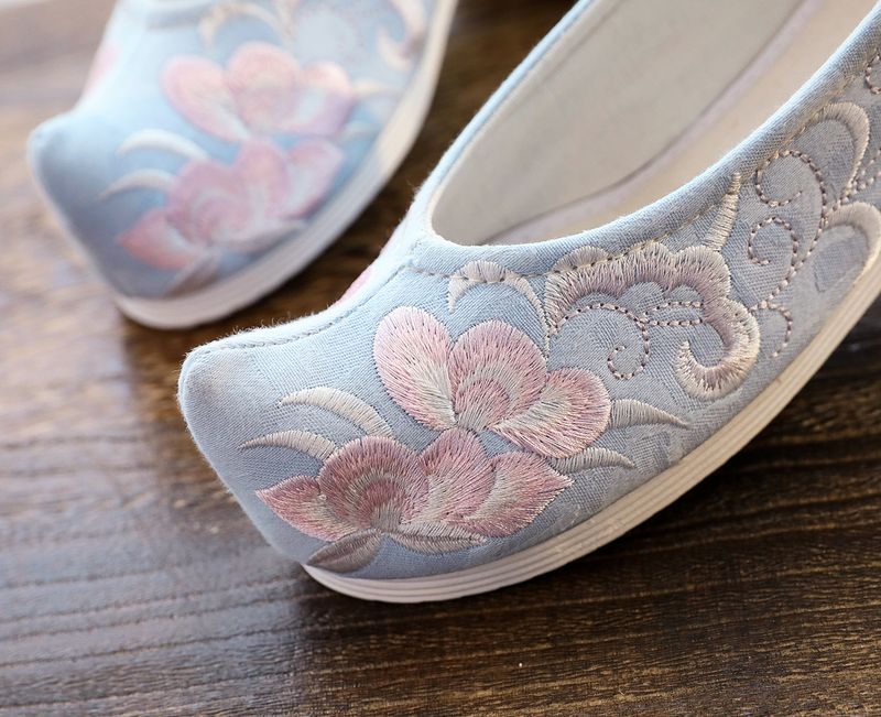 Hanfu-Wolkenkopf mit Schleife, Schuhe mit umgedrehtem Kopf, erhöhte Innenhöhe, antikes Kostüm, bestickte Stoffschuhe mit flacher Unterseite_voghion.com