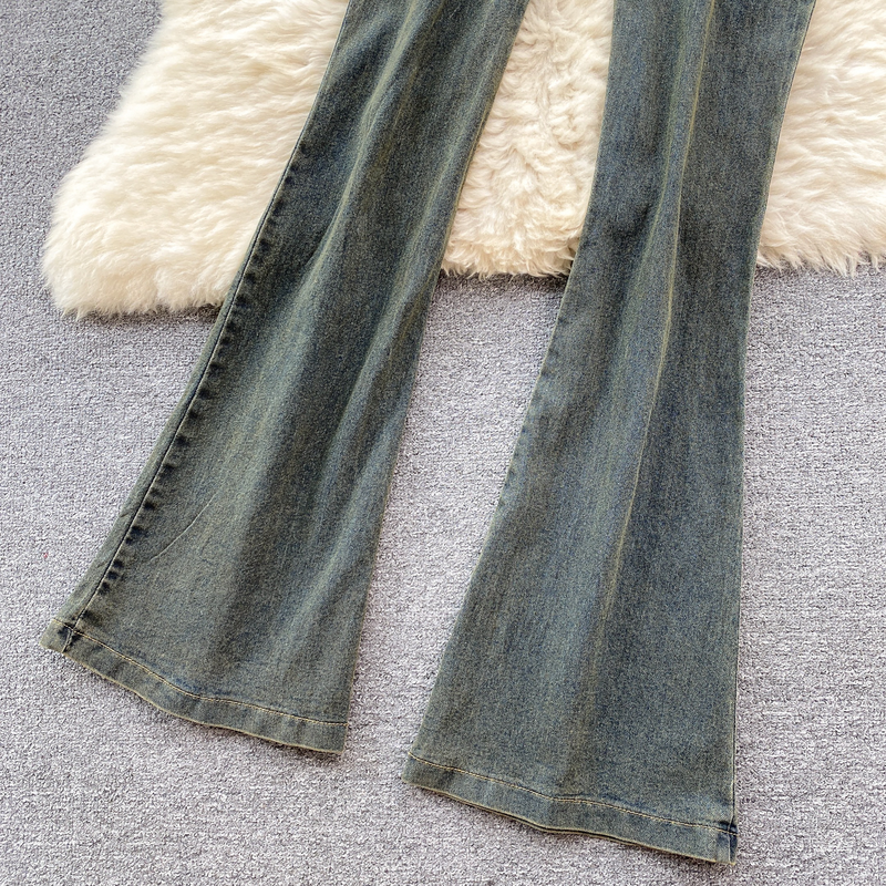 Traje de mujer con top ajustado y pantalones largos ligeramente acampanados con bordes rotos._voghion.com