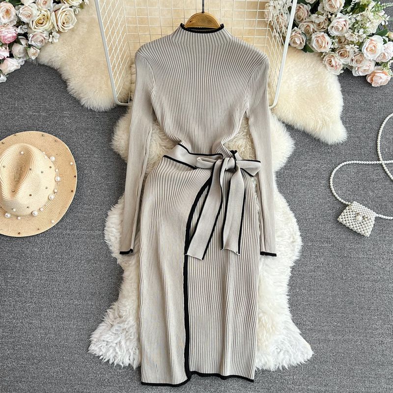 Abito in maglia con lacci, a maniche lunghe, a contrasto di colore, con colletto alto, snellente, di media lunghezza e lungo fino ai fianchi_voghion.com