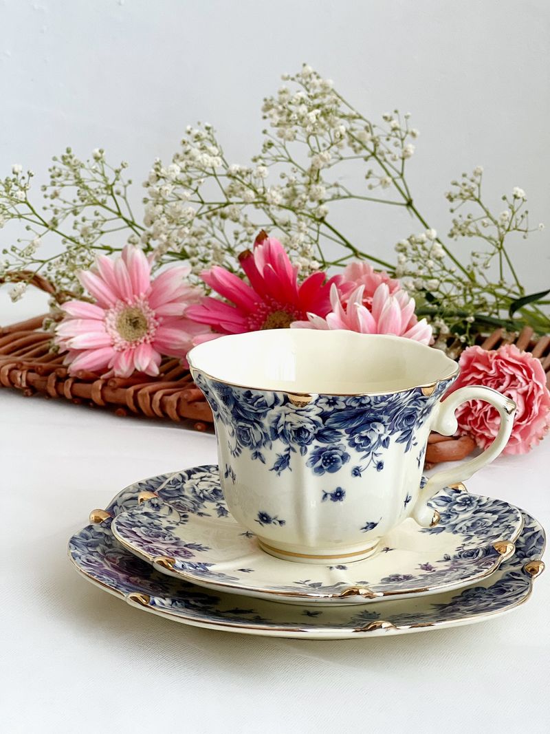 Atemberaubende Kaffeetasse aus Keramik im Palaststil, cremegelber Boden mit blauer Blume, 250 ml_voghion.com