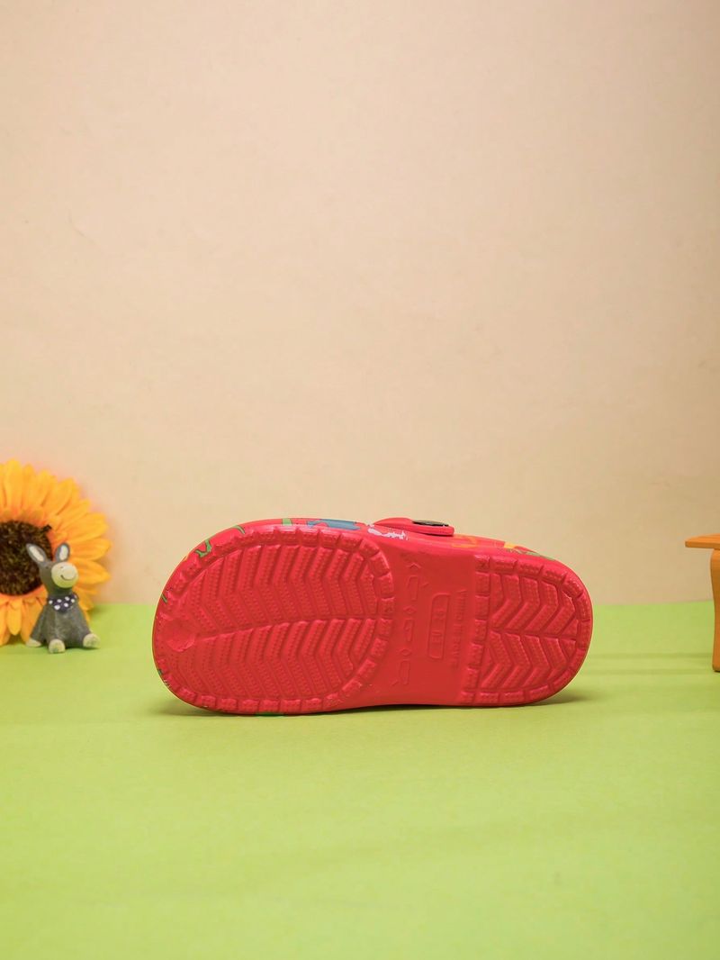 Un paio di scarpe da casa comode e alla moda per ragazzi, con stampa di dinosauri, adatte per l'estate._voghion.com
