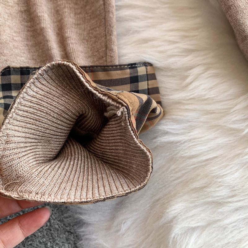 Abbigliamento da donna Elegante camicetta in maglia con bottoni Camellia e pantaloni dritti a vita alta - Beige chiaro / Marrone chiaro (Outfit autunno-inverno)_voghion.com