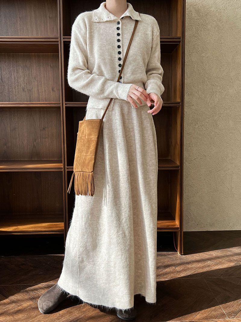 Completo con maglione e gonna in morbida maglia di ispirazione vintage - Elegante completo da due pezzi con design a bottone singolo per donna_voghion.com