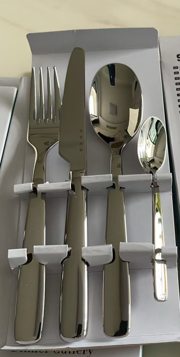 Vajilla occidental de cuatro piezas SMEG con juego de cuchara y tenedor Cuchillo, tenedor y cuchara de acero inoxidable_voghion.com