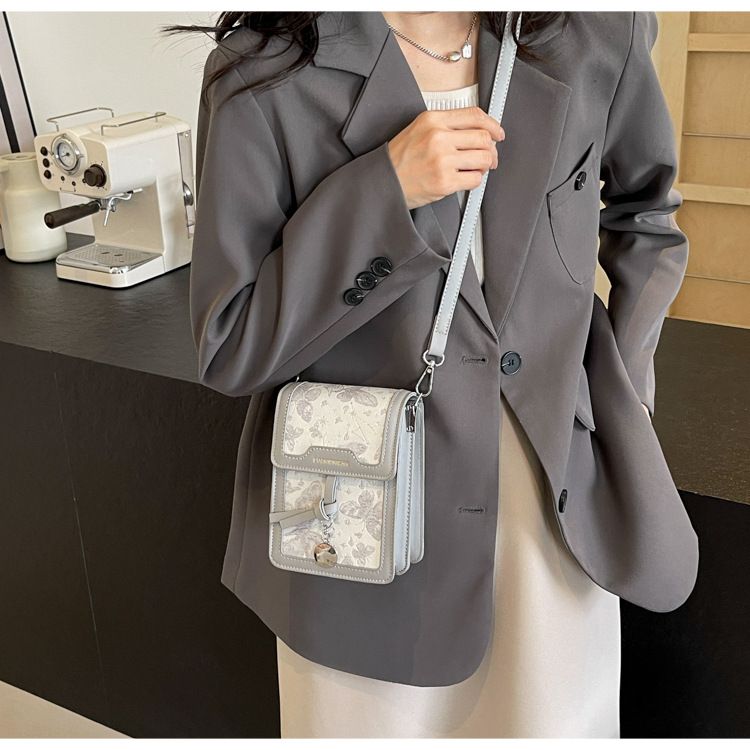 Niche Design Embroidered 2024 New Women's Fashion One Shoulder Crossbody Versatile Popular Small Square Bag_voghion.com