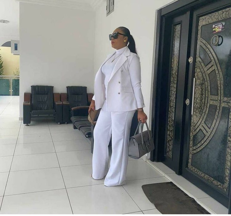 Damenbekleidung weiße Hose, lange Ärmel, Modegöttin-Stil, lässiger Anzug mit professionellem Temperament_voghion.com