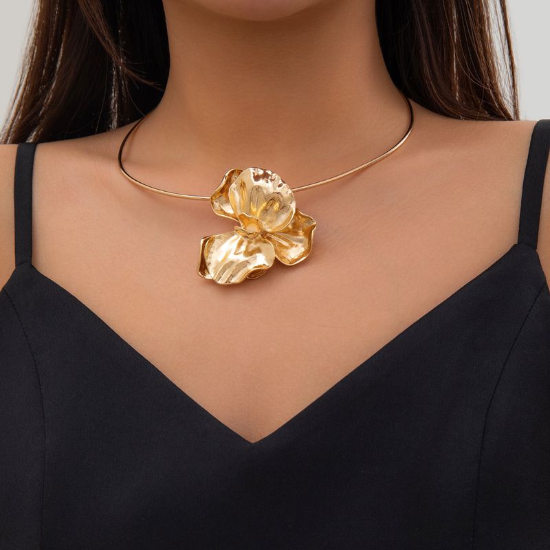 Collana girocollo in metallo plissettato 3D esagerato con fiori unici per le donne_voghion.com