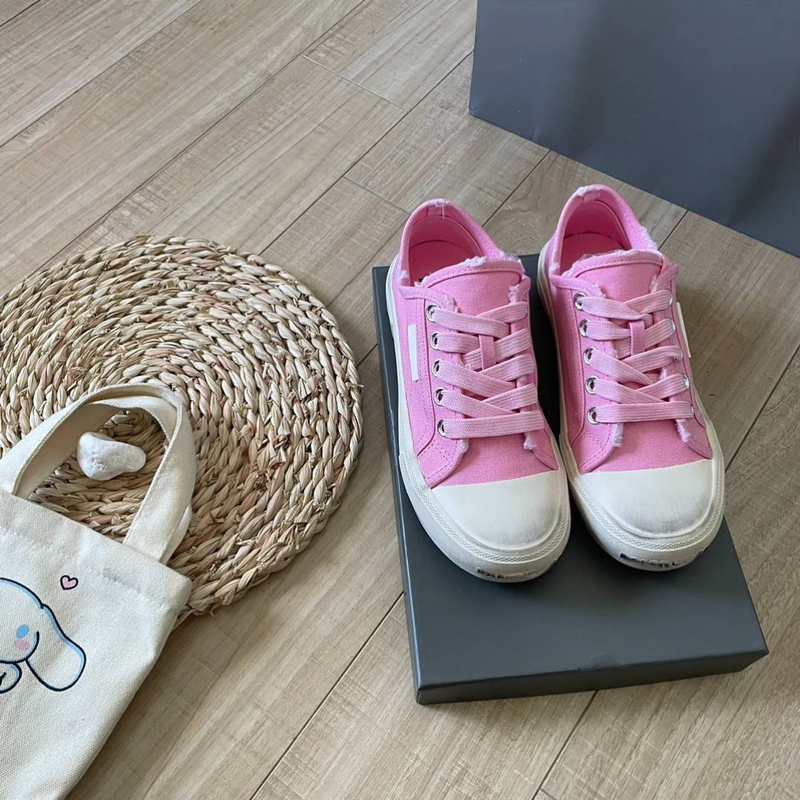 2023 Novo Modelo B Família Bonito Rosa Desgastado Lona Biqueira Redonda Cadarço Raso Respirável Meio-deslizamento Sapatos Femininos_voghion.com