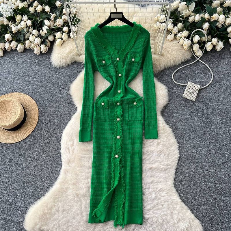 Robe élégante en maille à col en V et boutons métalliques qui définissent la taille - Robe mi-longue ajustée à ourlet fendu pour femme, indispensable pour la garde-robe d'automne_voghion.com