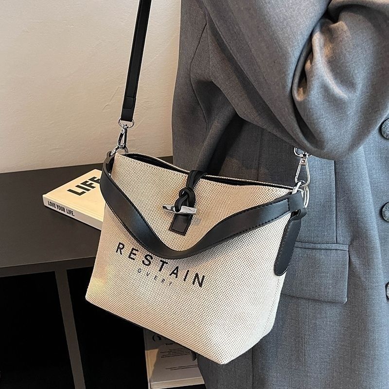 Design de nicho da moda deste ano 2025 Novas bolsas femininas casuais versáteis de lona crossbody de mão_voghion.com