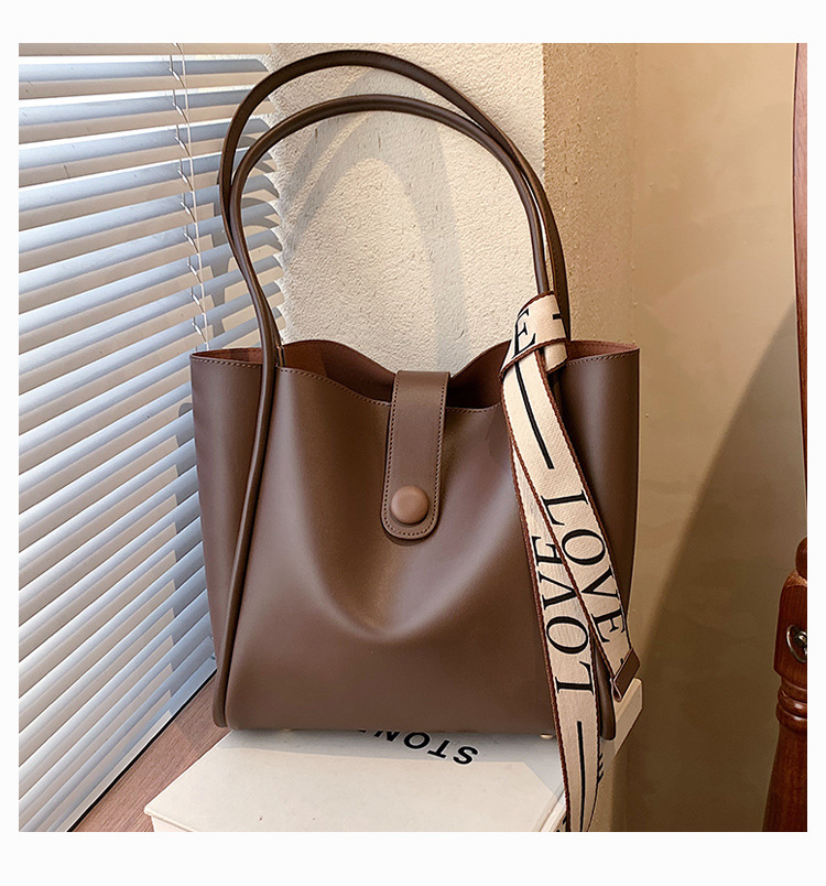 Large capacity spring for women in 2024, new and trendy single shoulder with a stylish texture, tote bag_voghion.com