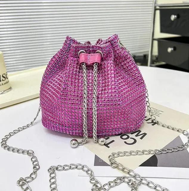 Borsa da donna alla moda con texture, motivo Internet, rossa, con diamanti, tracolla, catena, secchiello 250314l_voghion.com