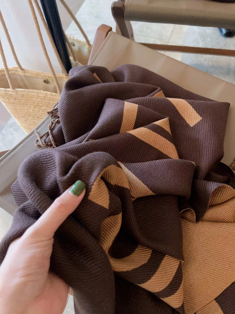 Leichte Luxus-Designmodelle, klassische weibliche Buchstaben, Jacquard, kalt, warm, Herbst und Winter 2023, Kaschmir-Schal, Schal außerhalb der Fahrt_voghion.com