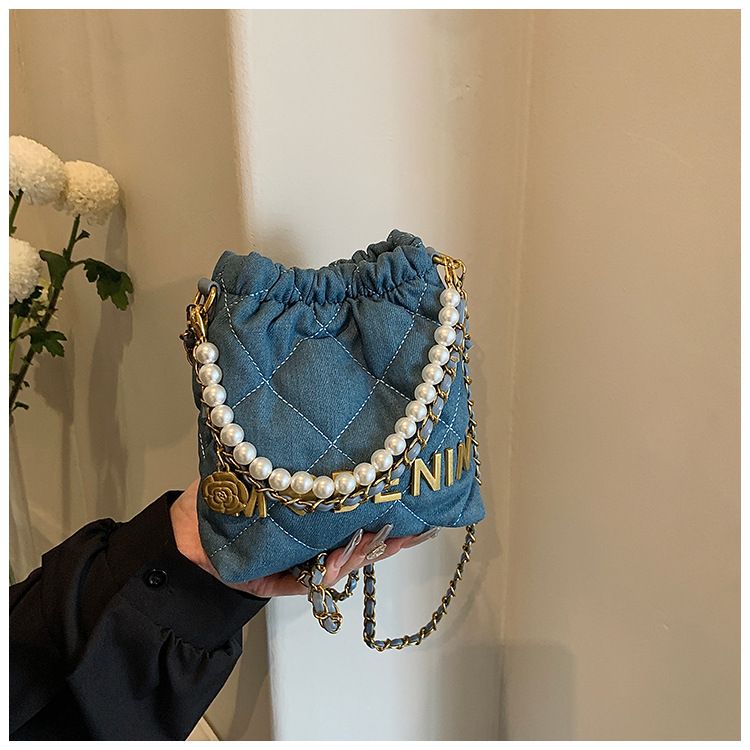 2024 Sommer Neue Gras Gestrickte Englisch Brief Kinder und Mädchen Eltern-Kind Handheld Unterarm Müll Frauen Tasche_voghion.com