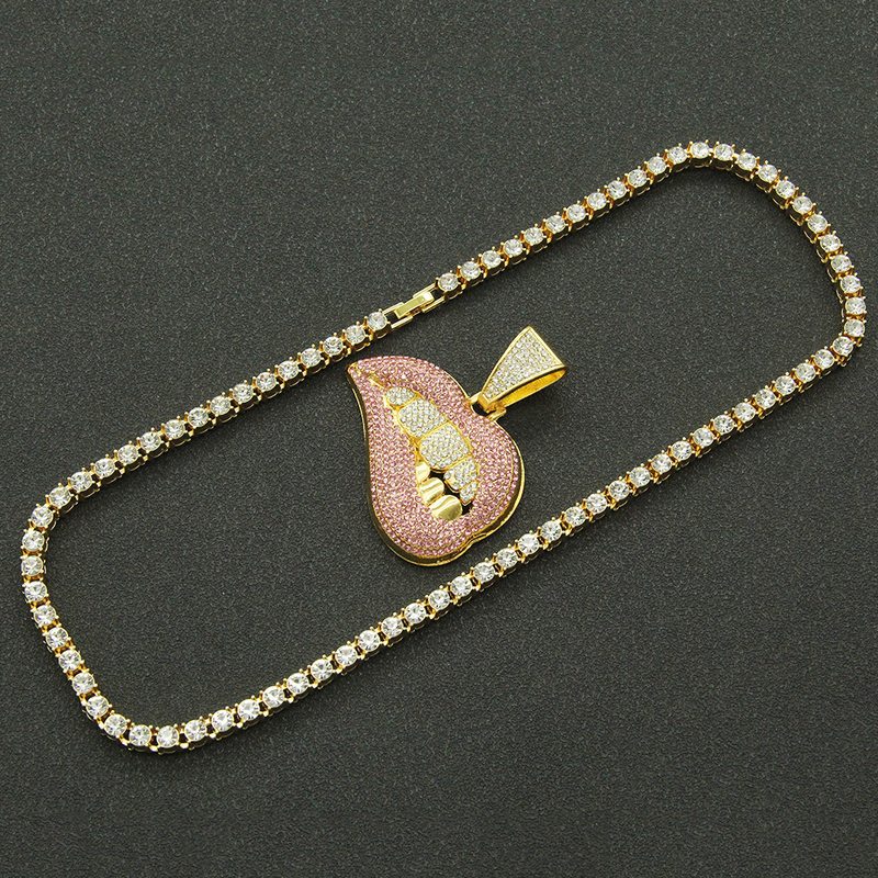 Trendy personaliséiert rosa Lippen Diamant Zänn Anhänger Halskette fir Männer dominant, cool an iwwerdriwwe kubanesch Kette Accessoiren_voghion.com