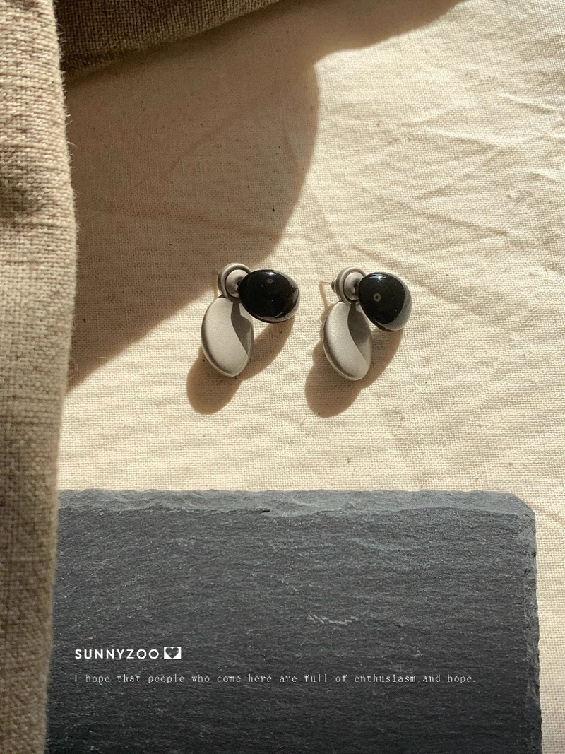 A sense of science and technology two wear niche design black gray color contrast irregular retro simple earrings_voghion.com