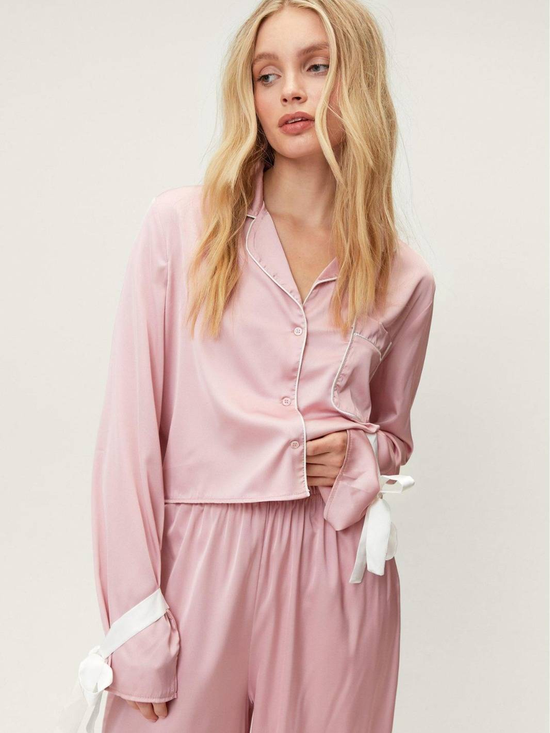 Damenbekleidung – Pyjama-Set aus Satin mit Reverskragen, langen Ärmeln und weitem Bein – Loungewear und Nachtwäsche für Zuhause und unterwegs_voghion.com