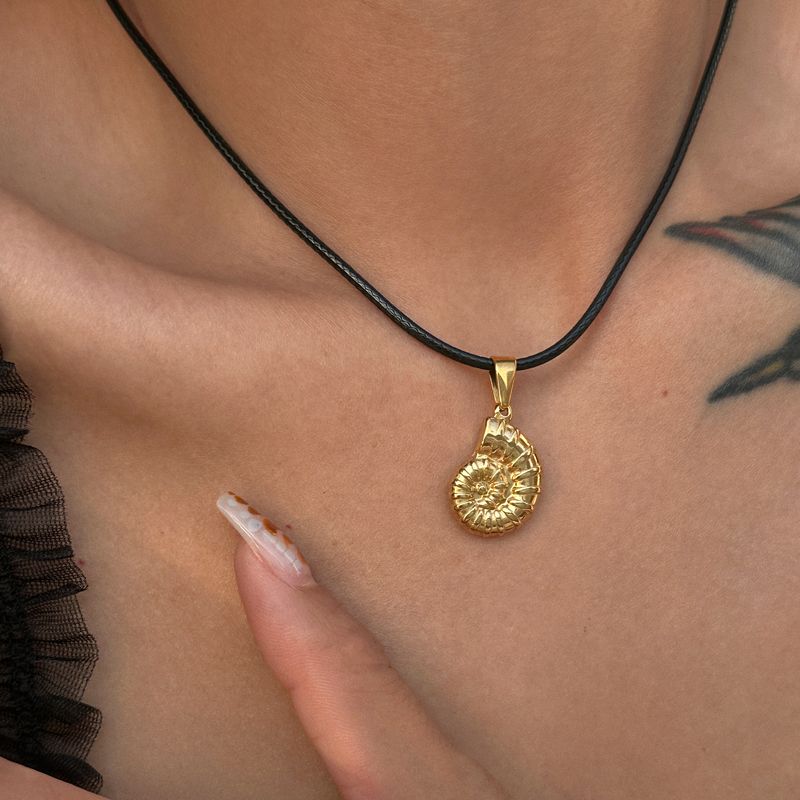 Collana con ciondolo a forma di conchiglia estiva in acciaio al titanio placcato oro Spot INS, in corda di pelle nera_voghion.com