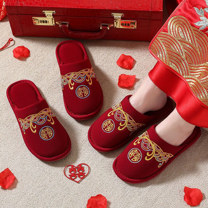 Matrimonio rosso festivo per una coppia in autunno e inverno, sposi novelli in casa d'inverno, spose al chiuso, pantofole da dote_voghion.com