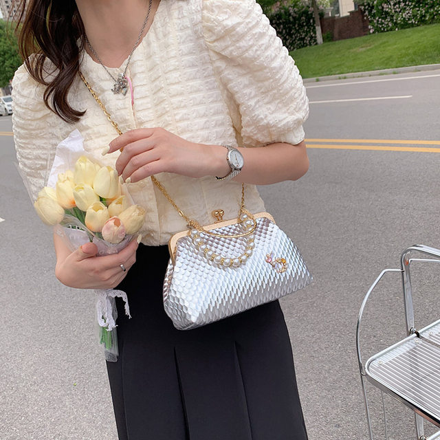 2023 Borse a tracolla di minoranza francese da donna di lusso Borse a tracolla in oro Moda Catena di perle Clip di conchiglia Piccola borsa Eveing Clutch_voghion.com
