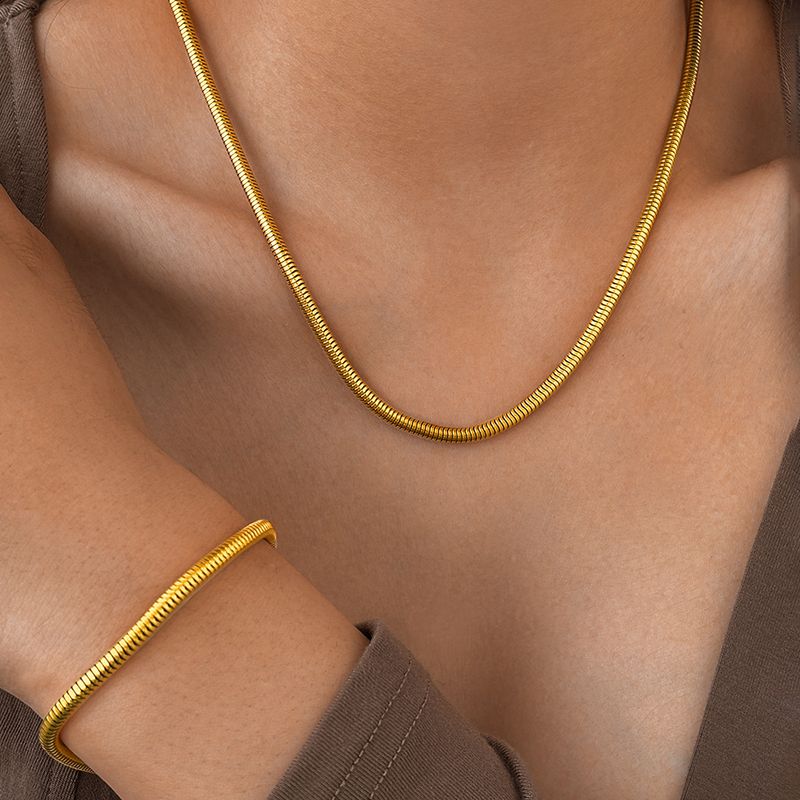 Collana con catena spessa rotonda in acciaio al titanio, leggera, di lusso, minimalista, in metallo cubano, pesante e artigianale._voghion.com