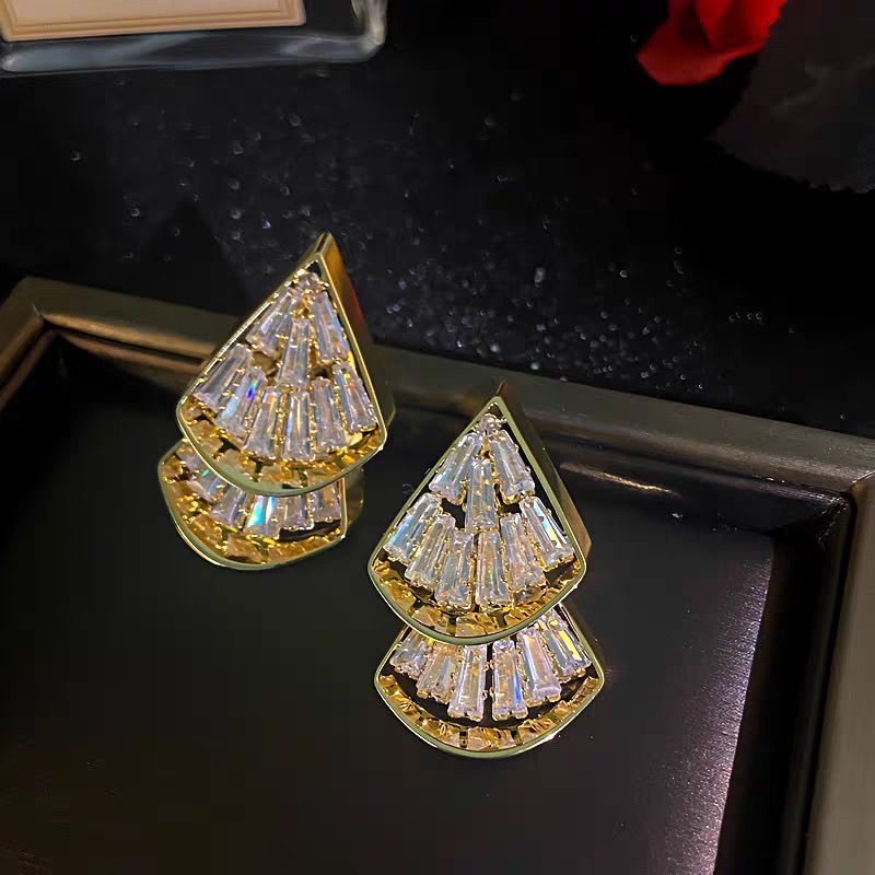 High-end Full Fan Earrings Luxury Niche Fashion Design Versatile Temperament Stud Earrings New Explosion_voghion.com