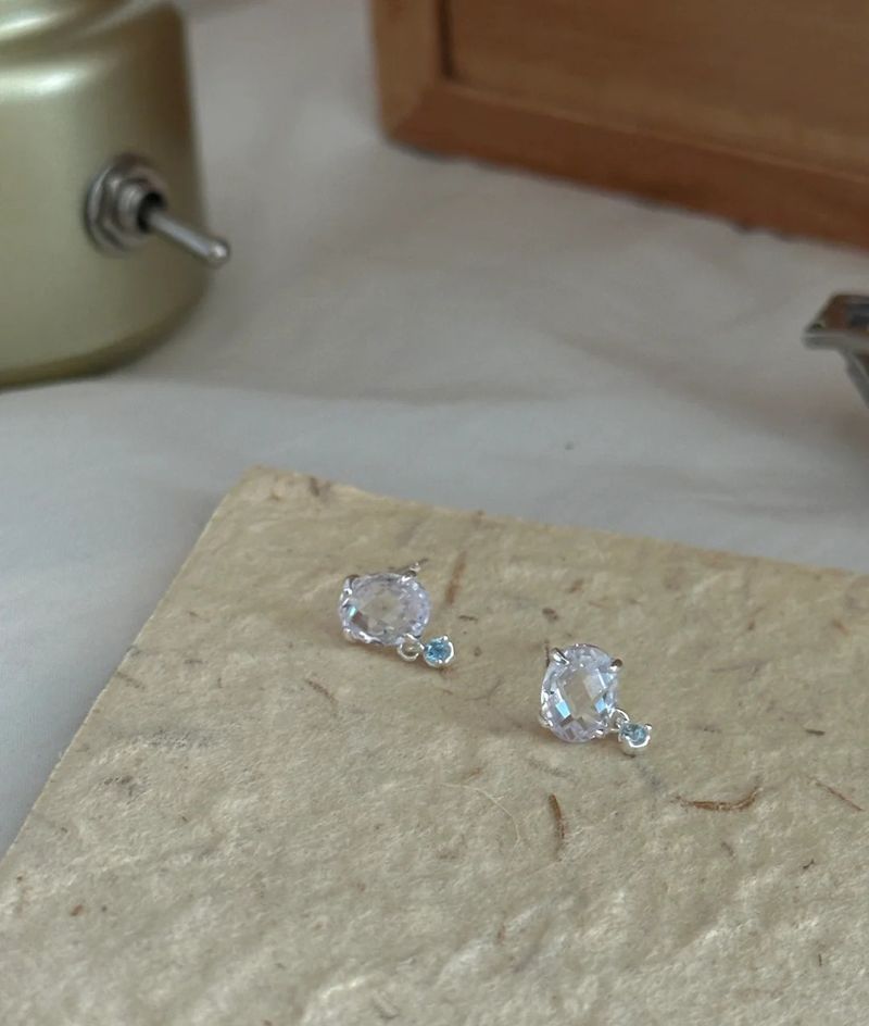 Tiqis minimalistisches Nischendesign, ovales funkelndes Zirkonium für Frauen, aus reinem Silber, Tränenflecken im koreanischen Stil, blau_voghion.com