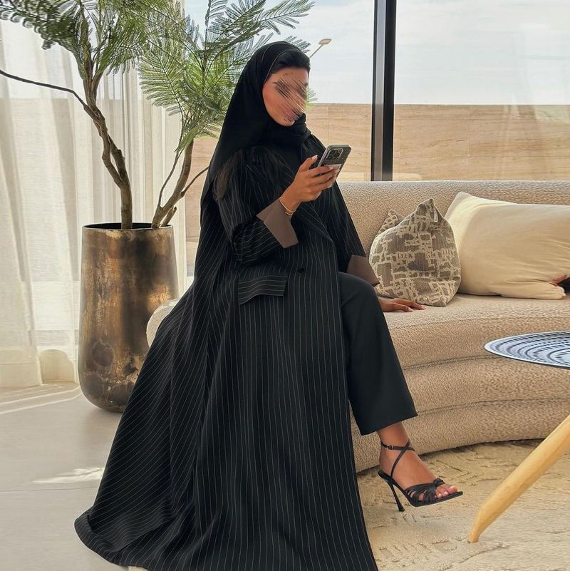 Damenbekleidung Elegantes gestreiftes Abaya-Kleid – schlichter langärmliger Kaftan mit Knopfleiste vorne für Arbeit und Reisen_voghion.com