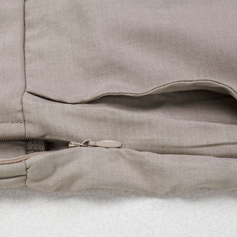 Completo da donna per il pendolarismo: camicetta con ampio risvolto e pantaloni con maniche a pieghe_voghion.com