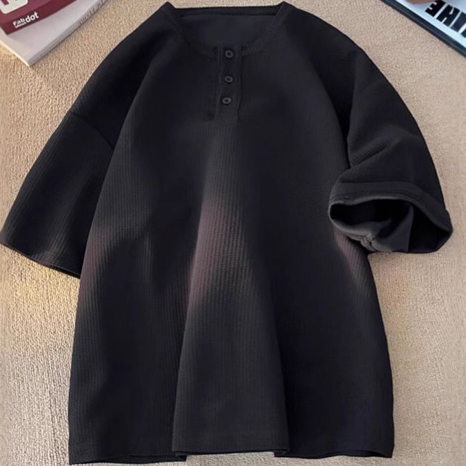 Maglietta casual a maniche corte con colletto da giardino, con fibbia e trama a nido d'ape, estate 2025_voghion.com