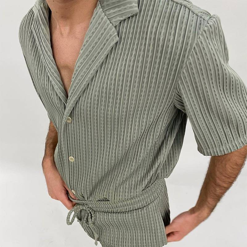 Ein zweiteiliges Set aus lockerem und modischem gestreiftem Kurzarmhemd und Shorts für den lässigen Herrensport im Sommer_voghion.com