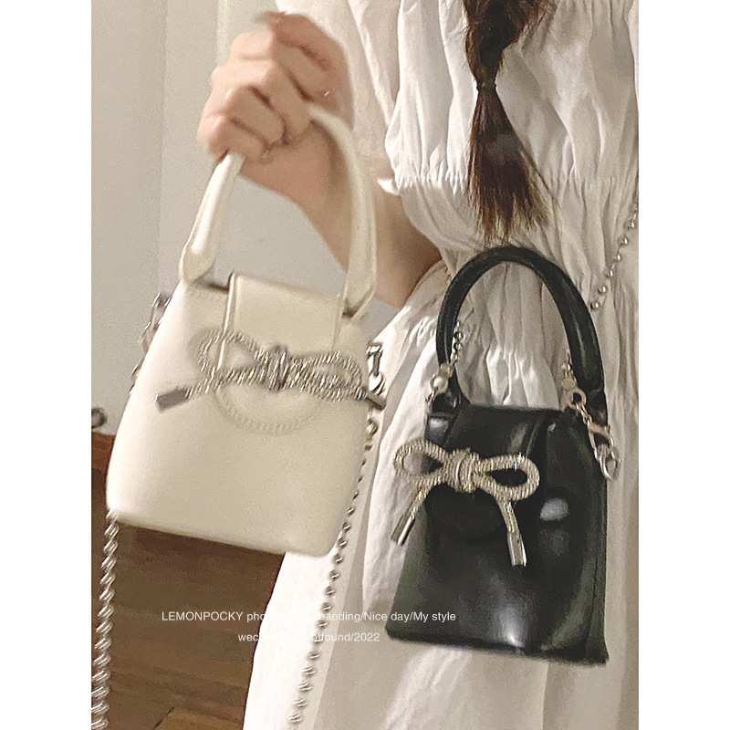Bolsa de mão Sweet Bow para mulheres 2023 Nova versão coreana Bolsa transversal versátil com corrente Bolsa de noite_voghion.com