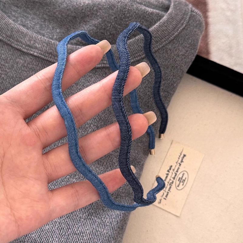 Fascia per capelli ultrasottile in denim ondulato, per le donne che desiderano creare un temperamento semplice e versatile, caratterizzata da capelli pressati con una nuova moda_voghion.com