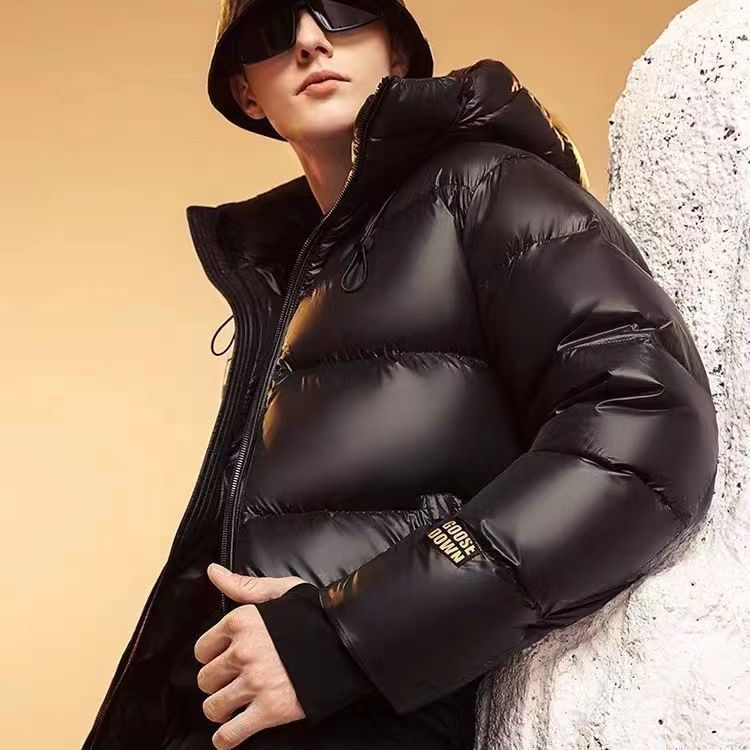 Schwarz-goldene Daunenjacke, weiße Entendaunen in der langen Mode paaren Männer und Frauen mit hundert passenden kurzen, warmen Daunenjacken im Winter_voghion.com
