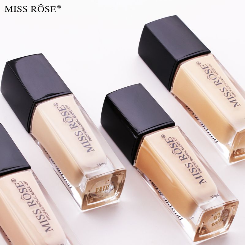 Diese Foundation bietet langanhaltende Deckkraft, die nicht verschmiert. Sie mattiert die Haut und spendet Feuchtigkeit._voghion.com