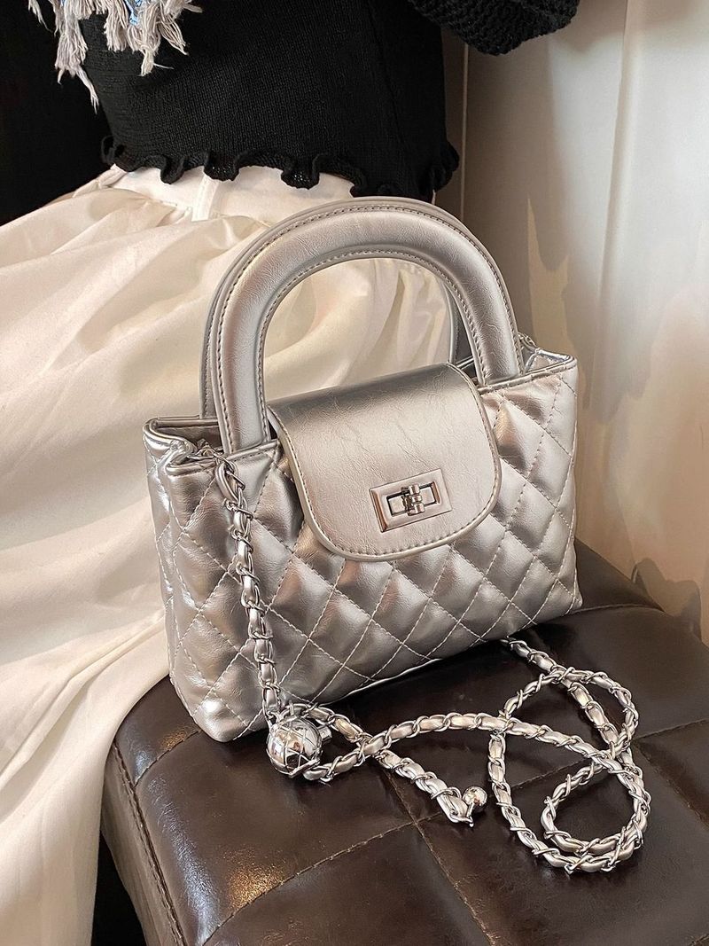 2025 Gesteppte silberne Kettentasche – Trendy Sommer-Crossbody-Tasche für Damen, elegante kleine Schultertasche_voghion.com