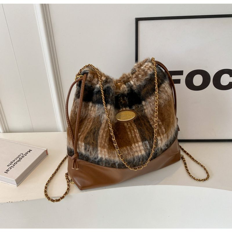 Zaino da donna in lana con catena, capacità grande, autunno e inverno, nuovo a tracolla, popolare, design di nicchia, morbido, sensazione di velluto, secchiello_voghion.com