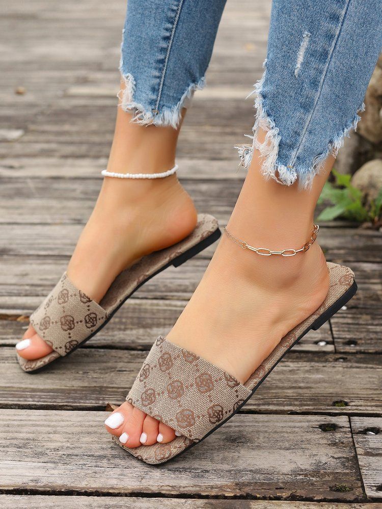 Euroopa ja Ameerika väliskaubanduse suured lameda põhjaga üherealised tikitud sussid naistele, mis on mõeldud piiriüleseks õuerõivasteks ja kergeteks rannasandaalideks._voghion.com