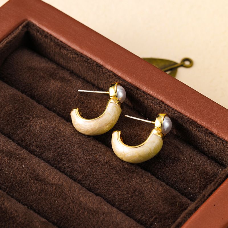 Boucles d'oreilles à aiguilles en argent émaillé de couleur simple à la mode, sens haut de gamme pour femmes en perles, styles automne-hiver, niche_voghion.com