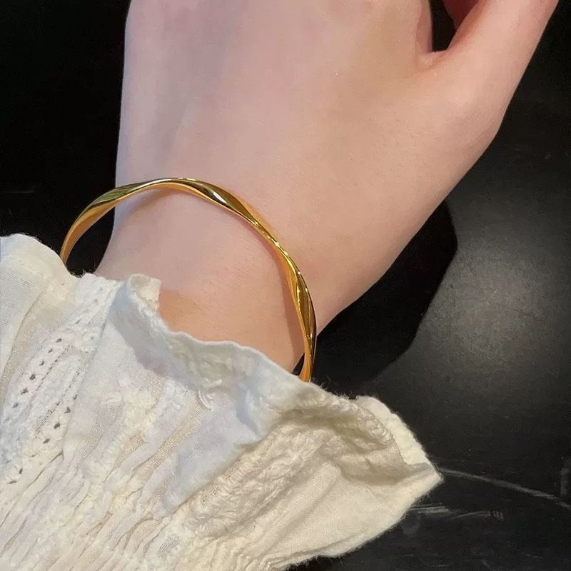 Little Red Book Explosions Solid Mobius Closed Fashion Joker Bracelet Gift For Girlfriend Factory Outlet_voghion.com