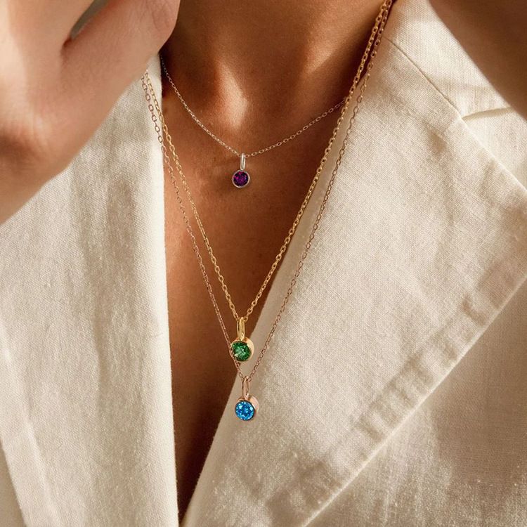 Neujahrsgeschenk Happy Diamonds Roségold-Halskette mit einem runden Diamanten. Beste Wünsche für ein luxuriöses Geburtstagsgeschenk mit Edelsteinen_voghion.com
