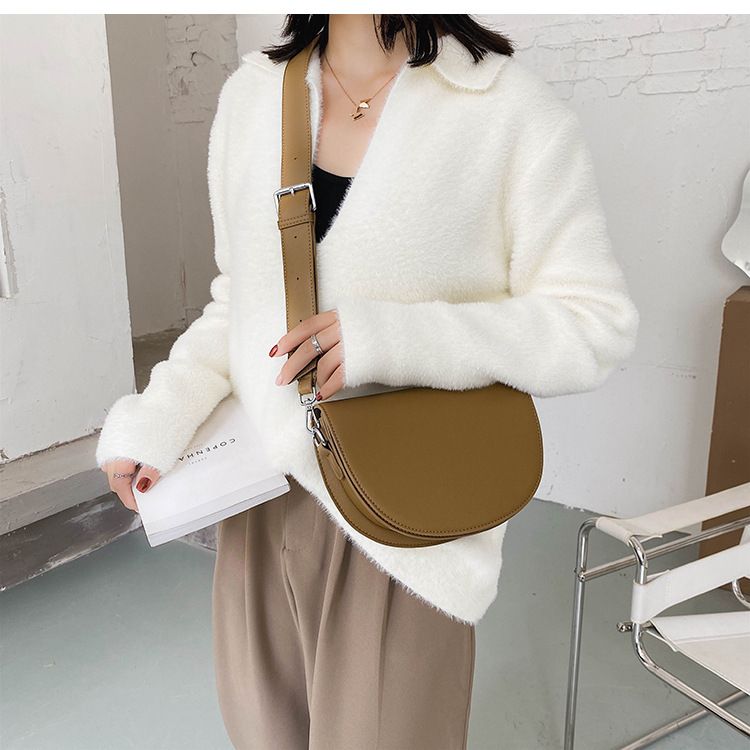 Internet-Promi-Textur breiter Riemen einzelne Schulter Crossbody Damen Frühling neue trendige Satteltasche_voghion.com