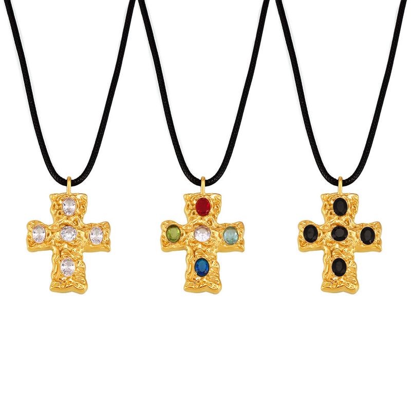 Colar com pingente em cordão encerado, cruz cravejada com padrão de martelo e design quadrado de açúcar, com zircônias incrustadas. Acessório feminino que não desbota._voghion.com